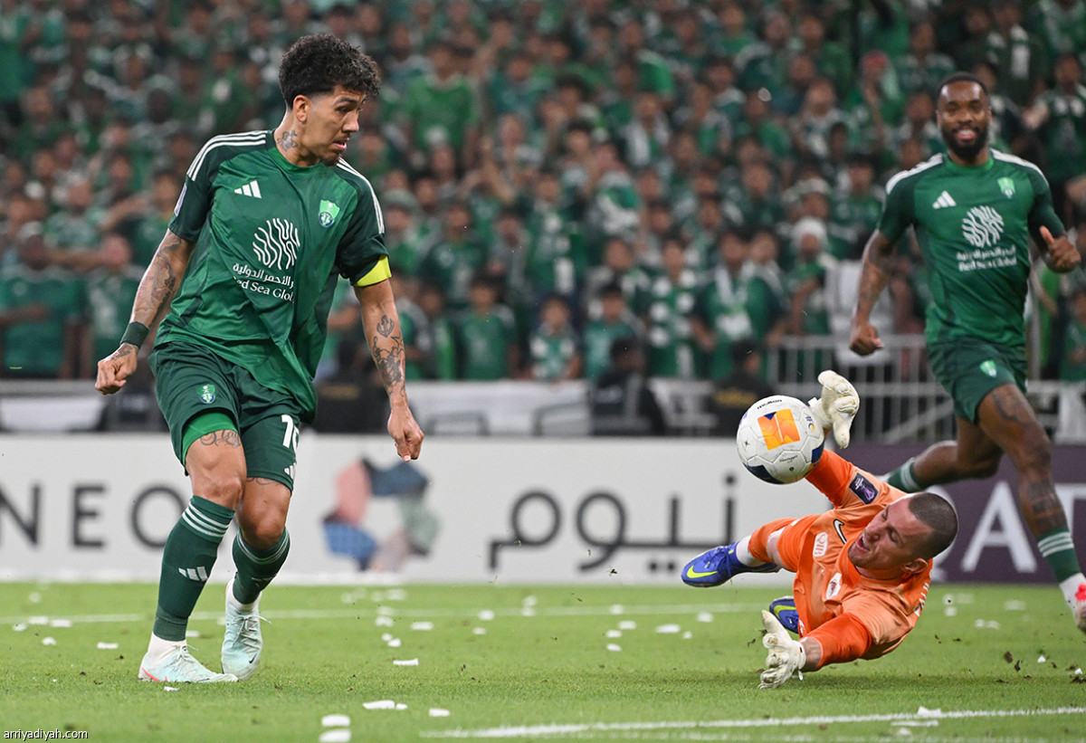 الأهلي يعبر