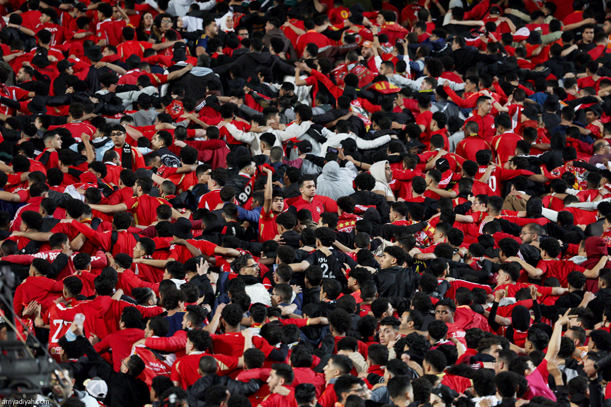 الأهلي يغيب