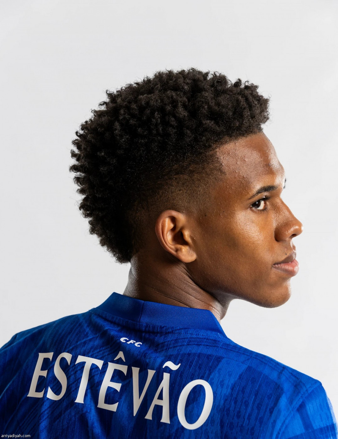 استيفاو بالقميص الأزرق