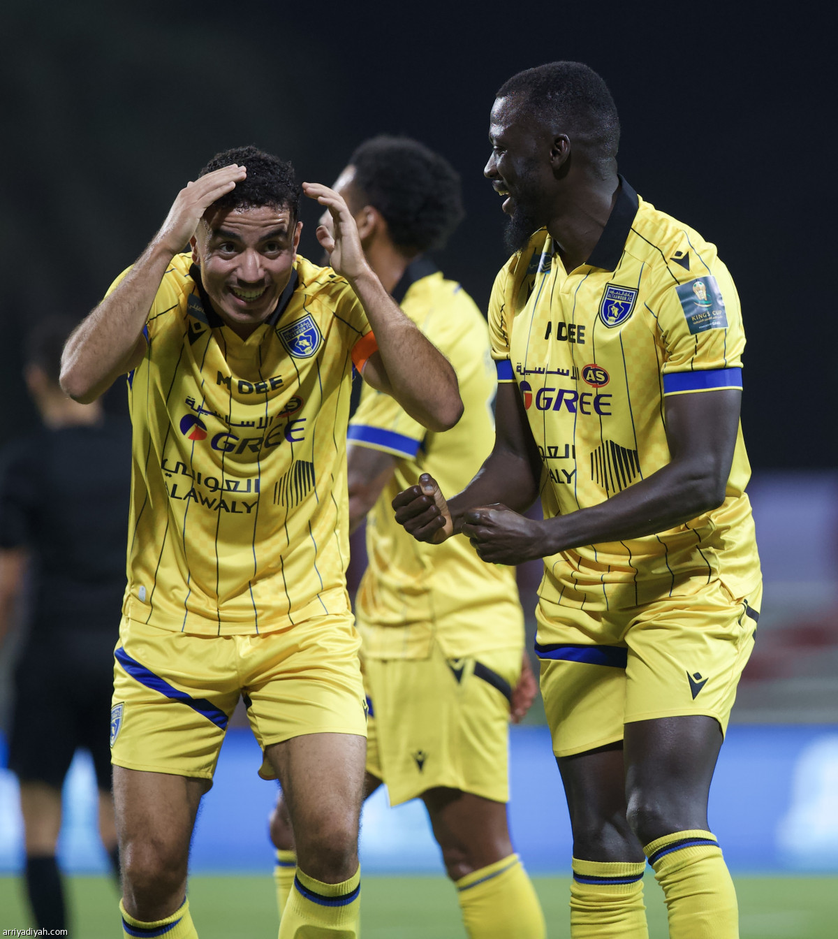 التعاون يعبر