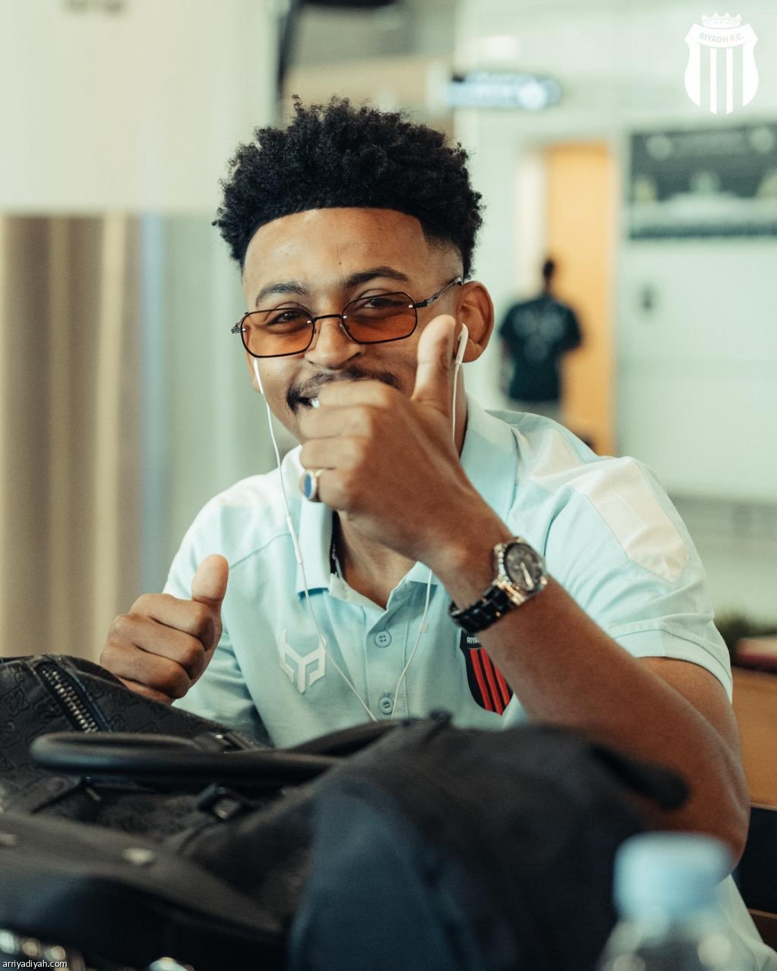 الرياض يغادر