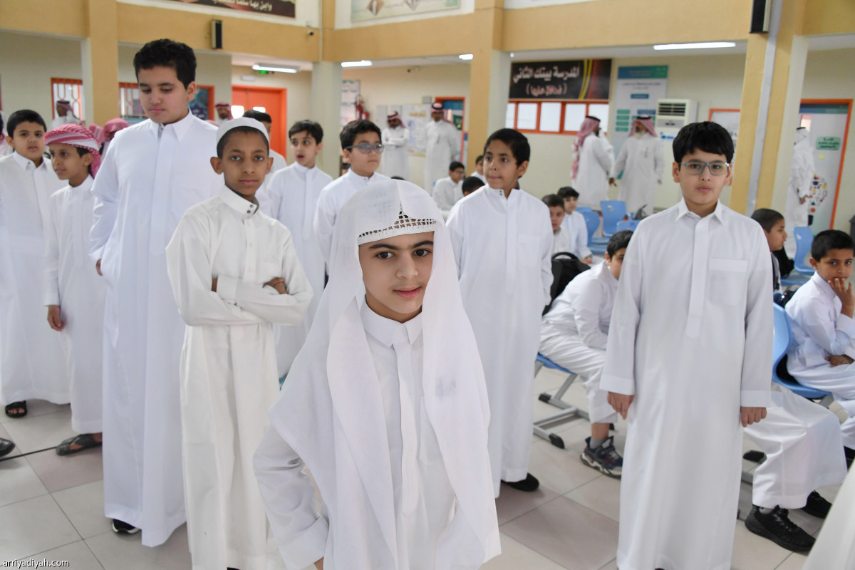 الطلاب يعودون إلى الدراسة